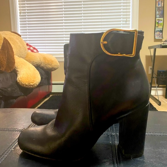 Stylish comfy leather booties great for a night out or a day at work. - Picture 1 of 3